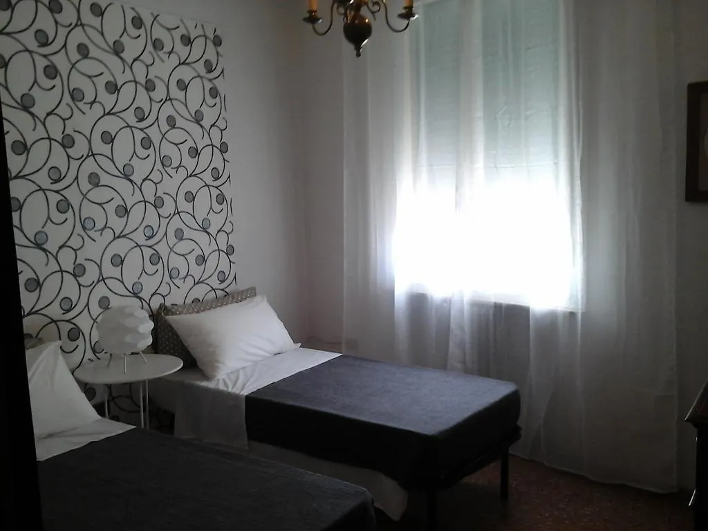 L.T. Schneider B&B Bologna 3*,  Italia